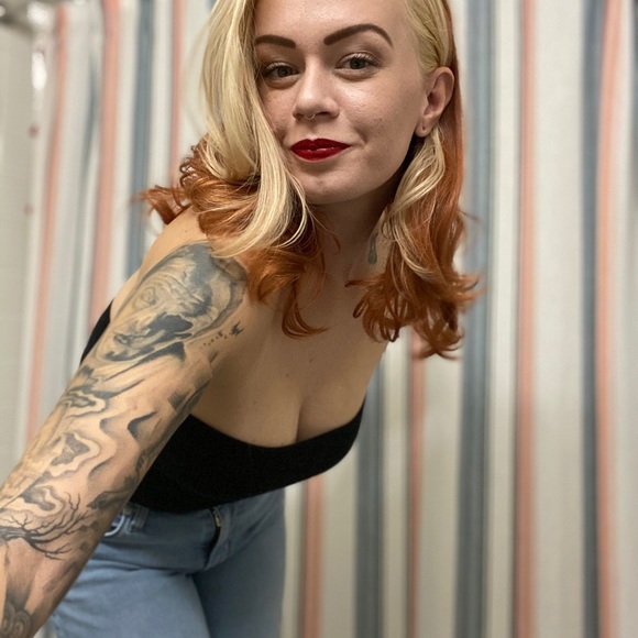 Meet your Posher, Kat - Picture 2 of 3